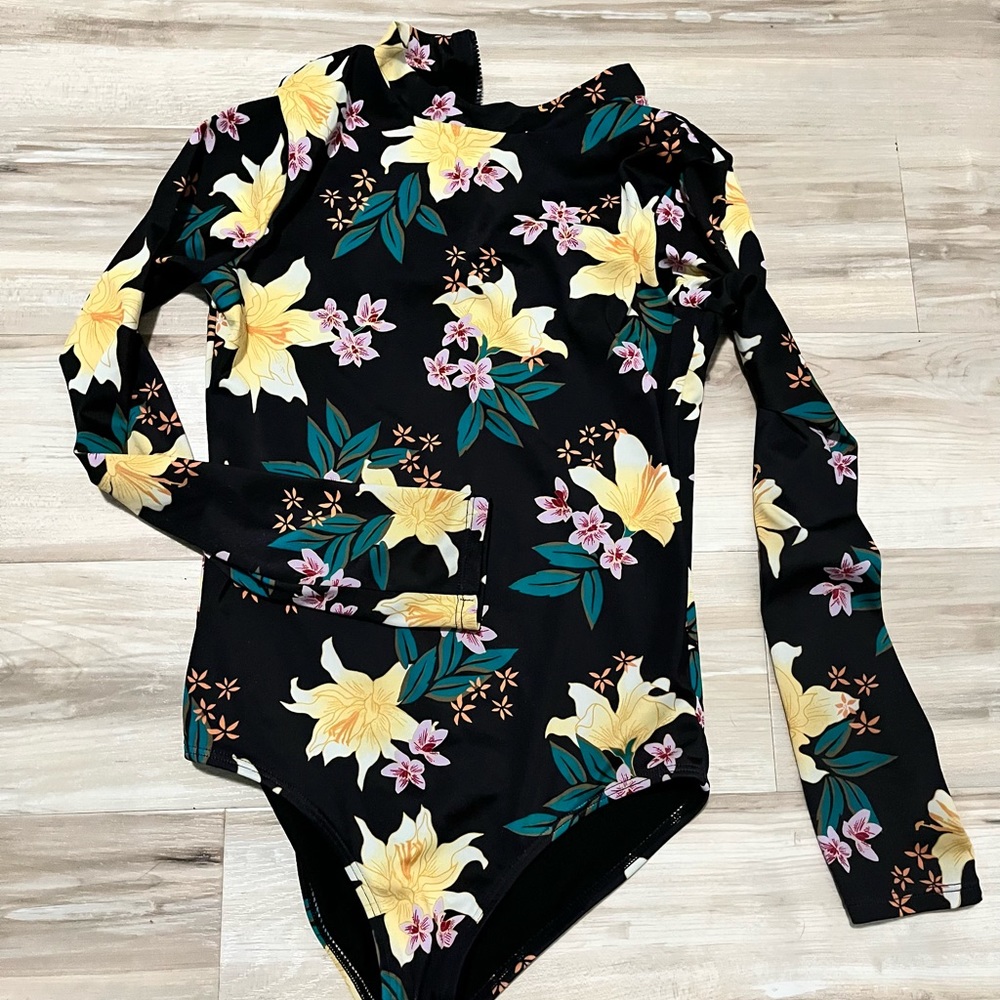 billabong girls size 12 long sleeve one piece swimsuit floral print lightly used